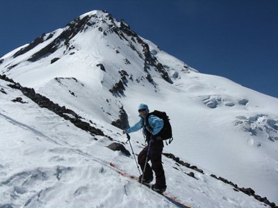 me-skinning-up-to-cooper-spur-with-hood-in-the-background